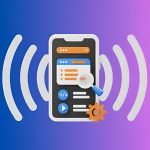 Ilustración de un teléfono móvil blanco sobre un fondo degradado azul a morado. La pantalla del móvil muestra elementos de búsqueda, programación y listas, con iconos en colores naranja, azul y blanco. A su alrededor, ondas blancas representan conectividad o transmisión de datos, y una lupa y engranaje sugieren análisis y configuración.